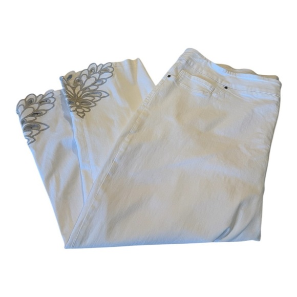 John Mark Plus Stretch Straight Leg Embroidered Eyelet Hem Cropped Pull-On Pants - Picture 10 of 16